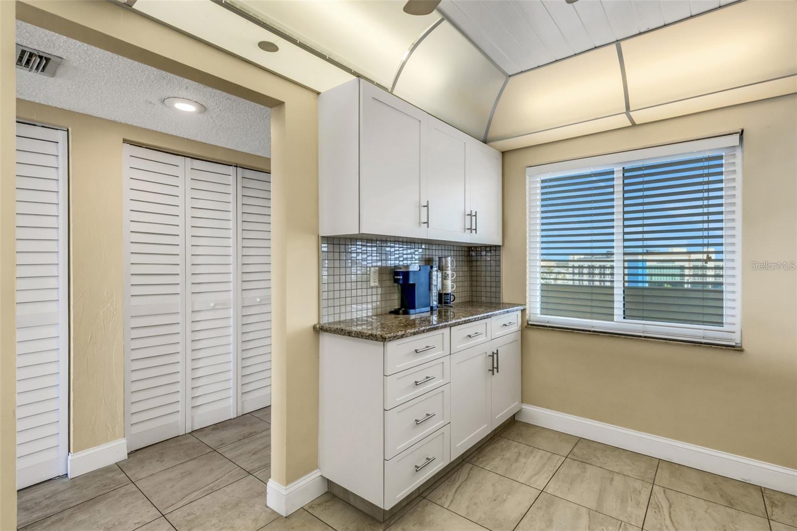 Listing photo id 15 for 15000 Gulf Boulevard 703