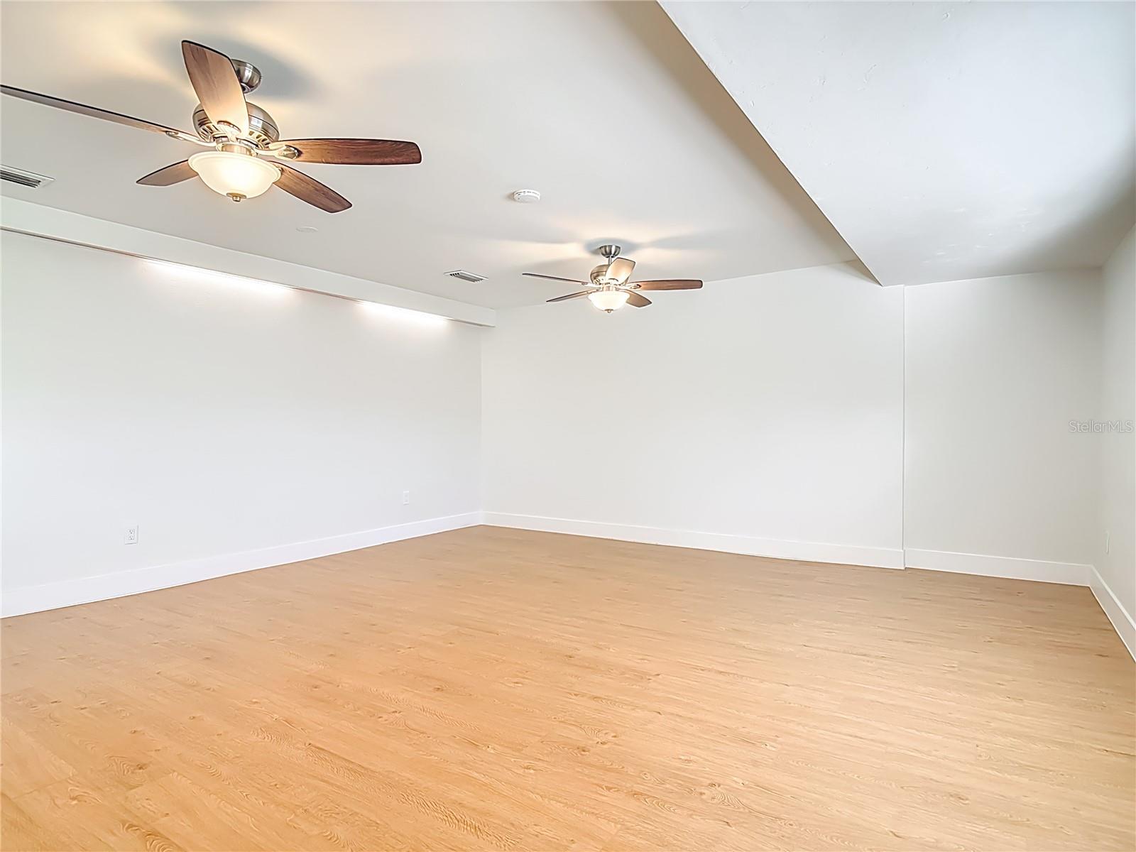 Image 6 of 46 For 318 Scotland Drive