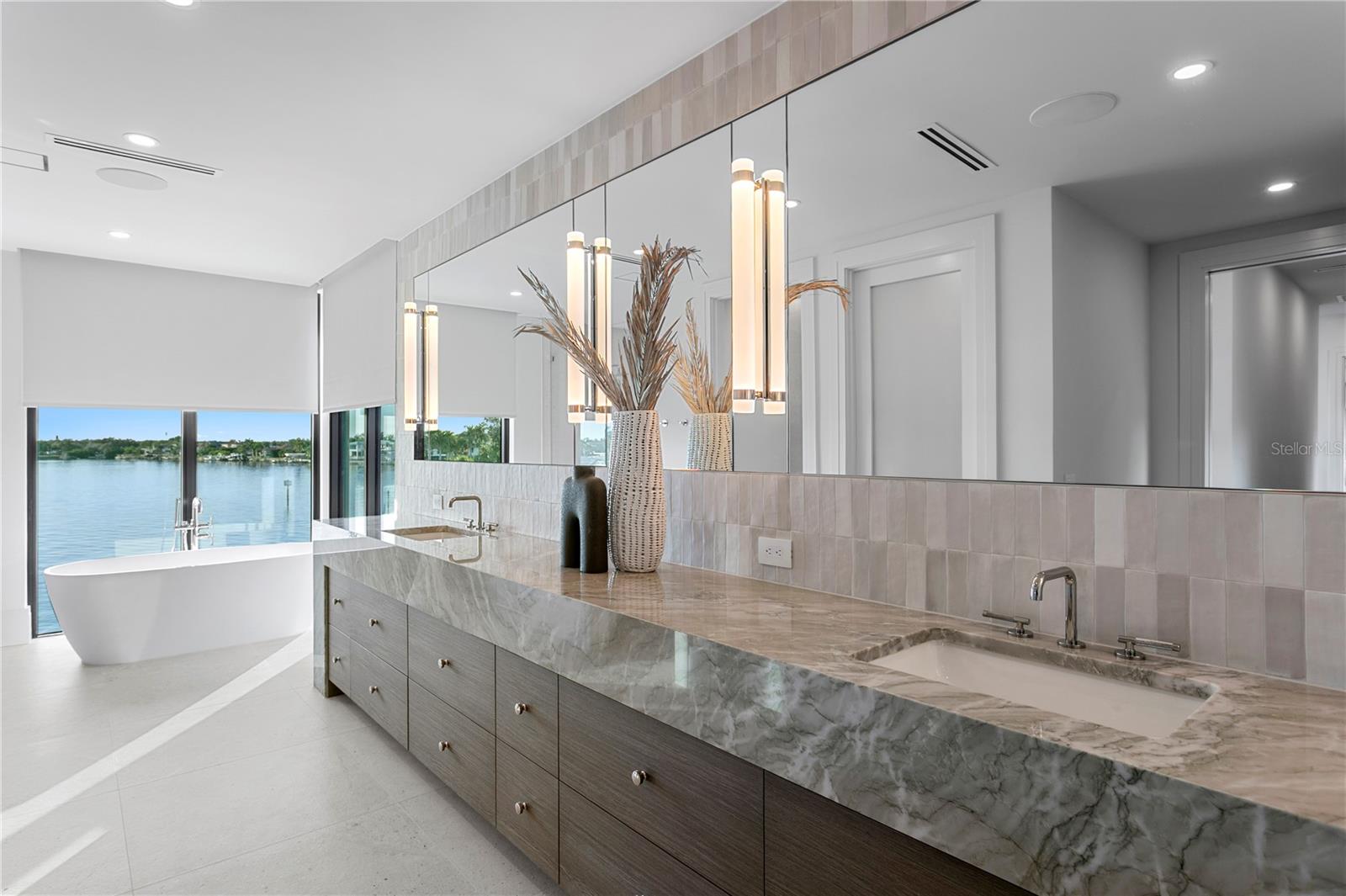 Image 22 of 44 For 1075 31st Terrace Ne