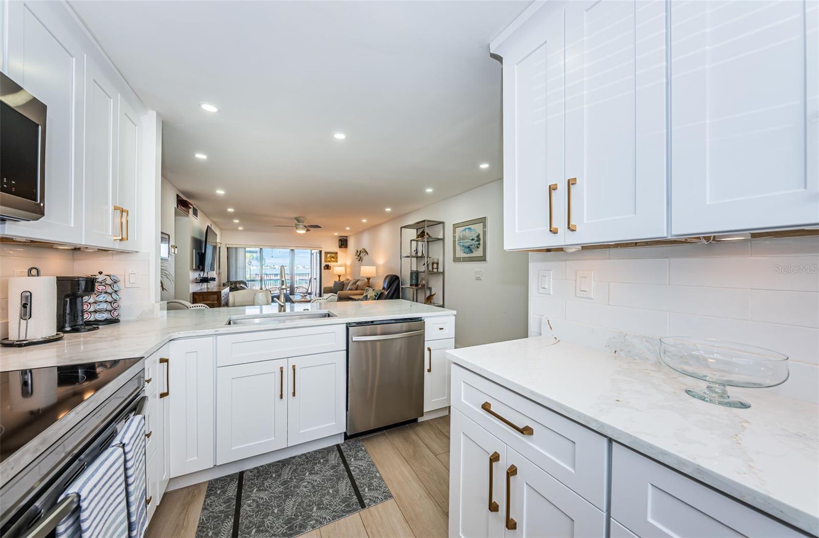 Image 11 of 65 For 6051 Sun Boulevard 103