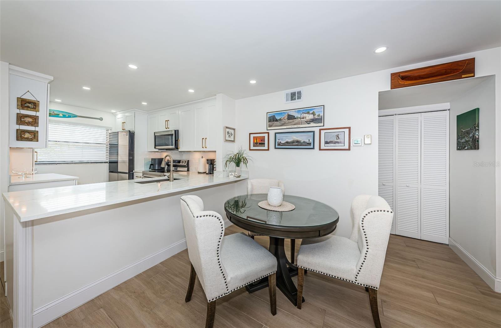 Image 12 of 65 For 6051 Sun Boulevard 103