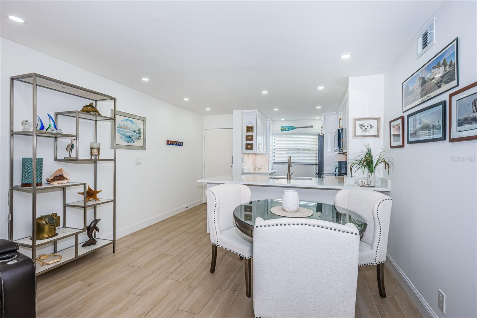 Image 13 of 65 For 6051 Sun Boulevard 103