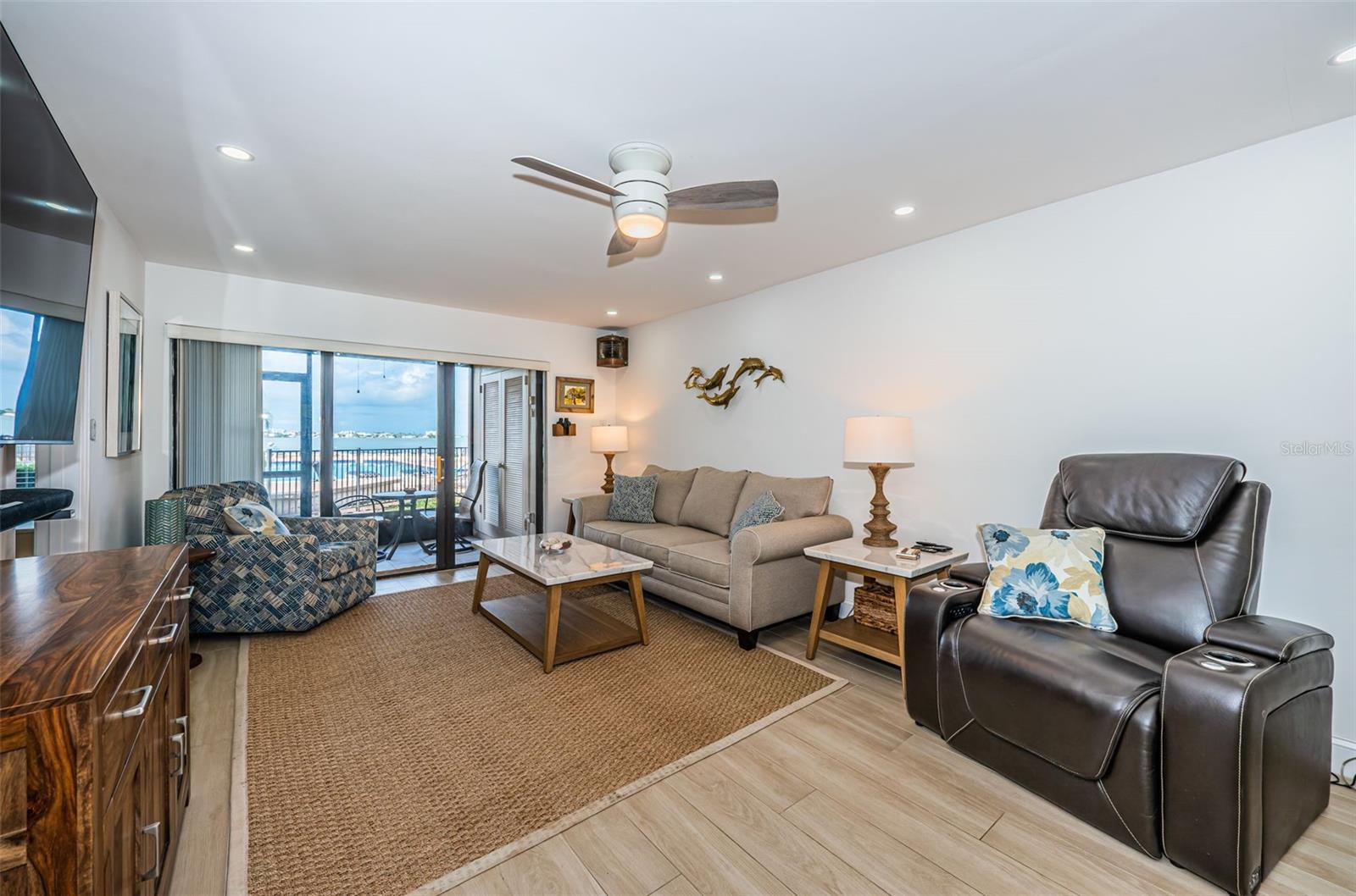 Image 19 of 65 For 6051 Sun Boulevard 103