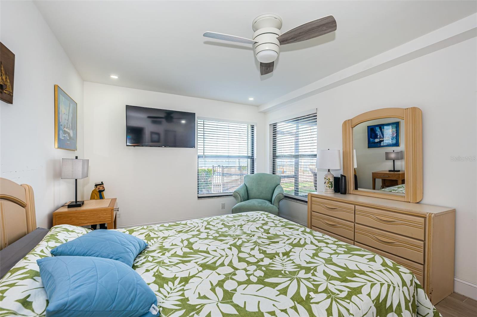 Image 22 of 65 For 6051 Sun Boulevard 103