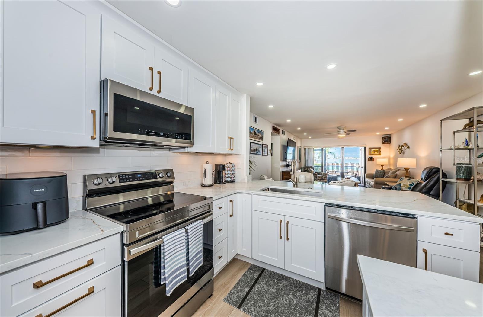 Image 7 of 65 For 6051 Sun Boulevard 103