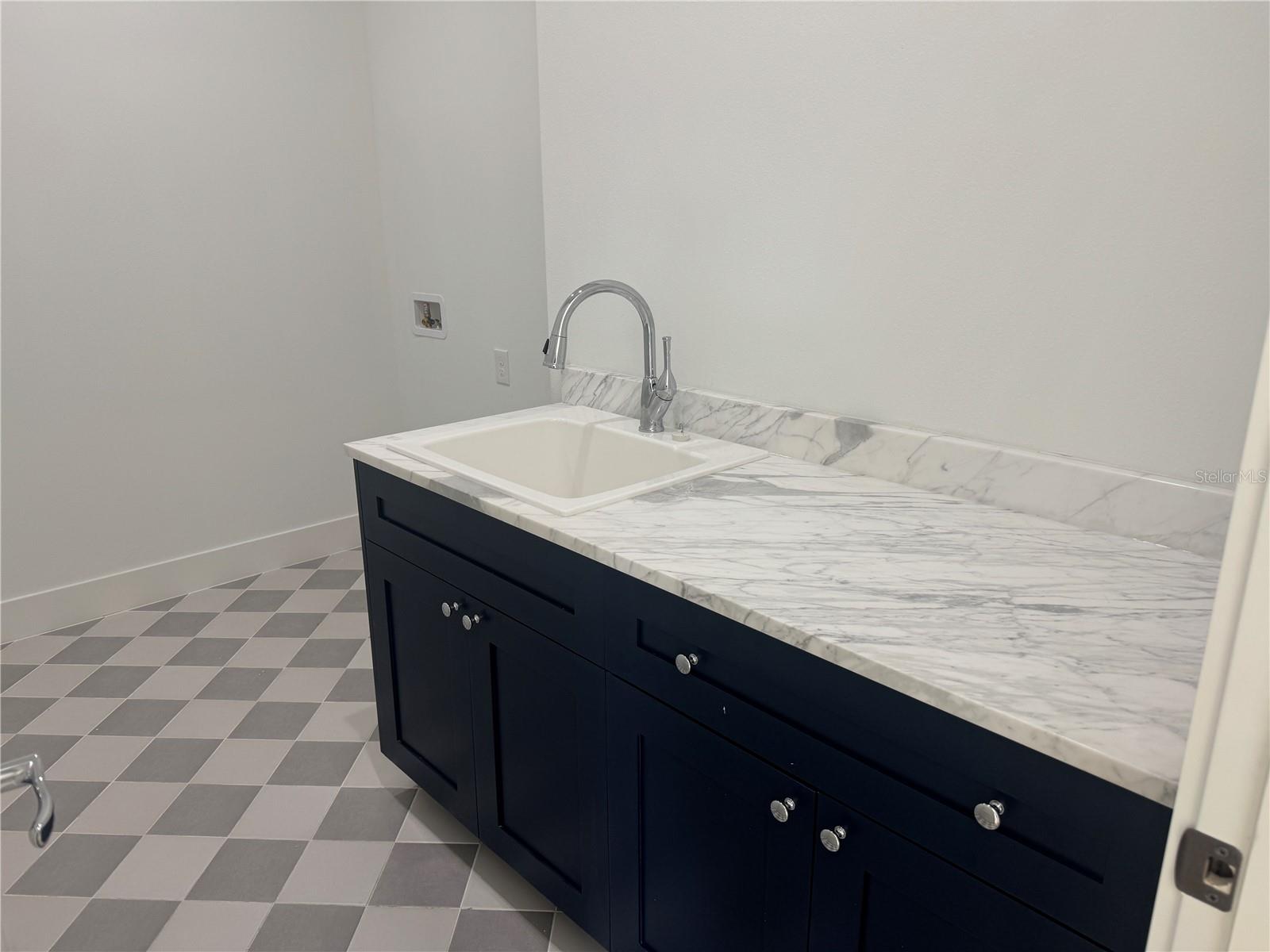 Listing photo id 12 for 3301 Iowa  