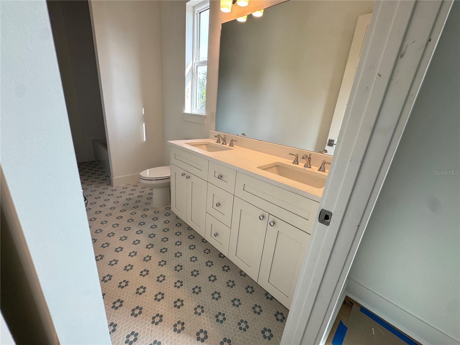 Listing photo id 14 for 3301 Iowa  