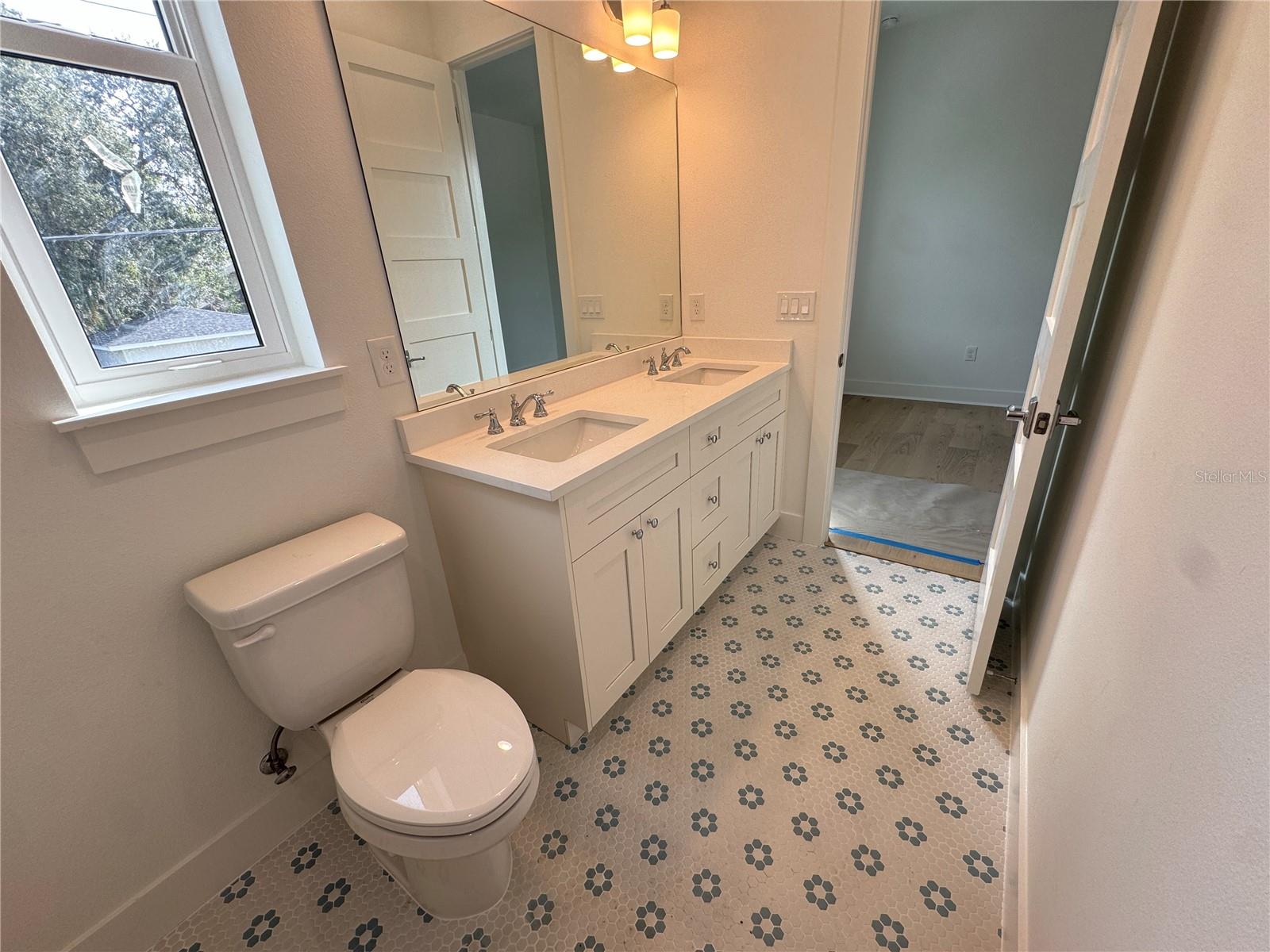 Listing photo id 15 for 3301 Iowa  