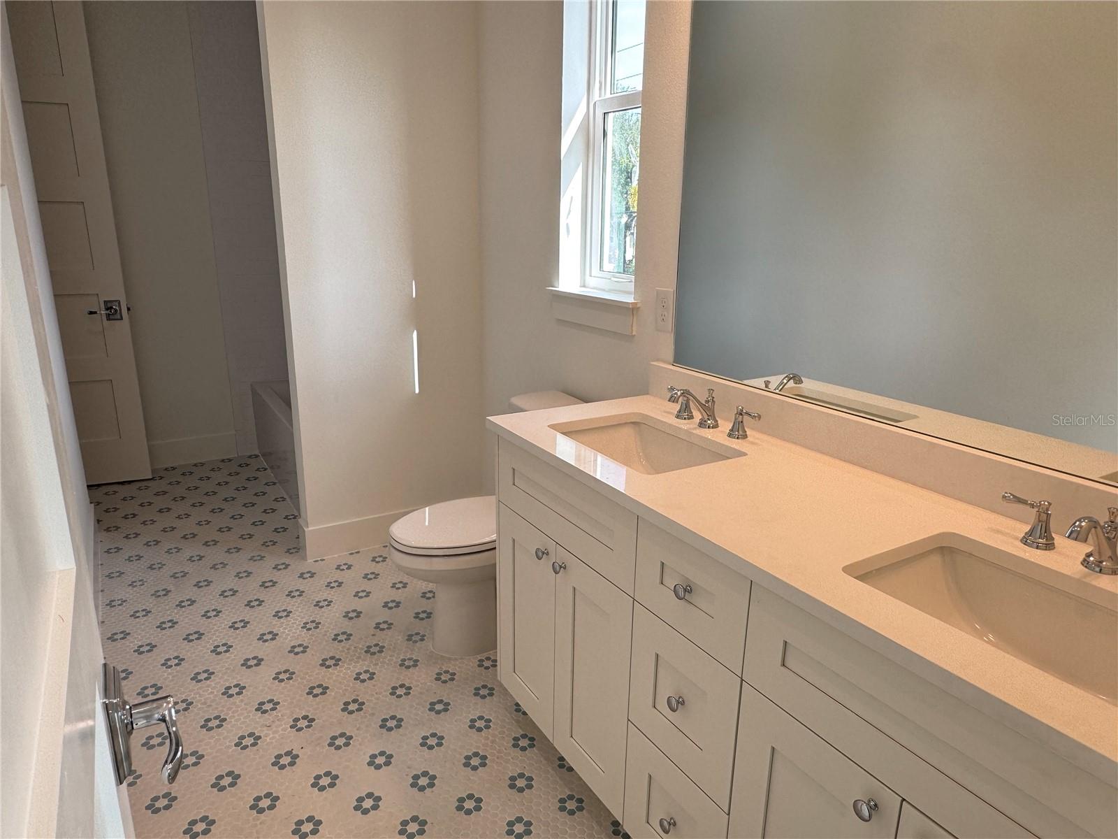 Listing photo id 18 for 3301 Iowa  