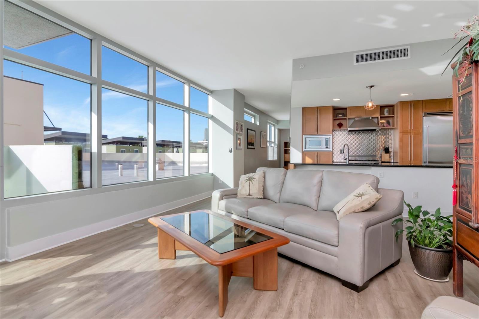 Listing photo id 10 for 1208 Kennedy  #914