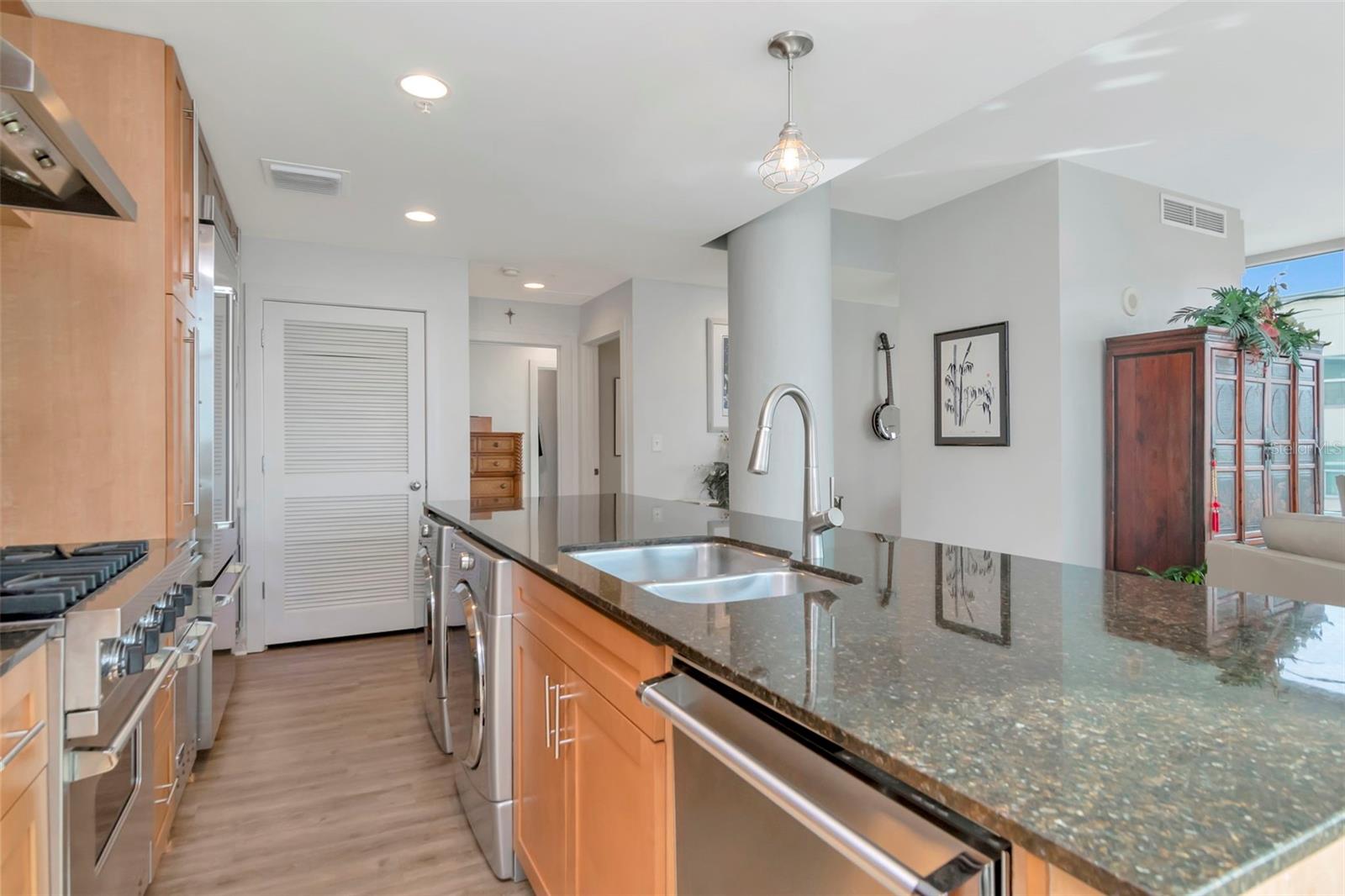 Listing photo id 15 for 1208 Kennedy  #914