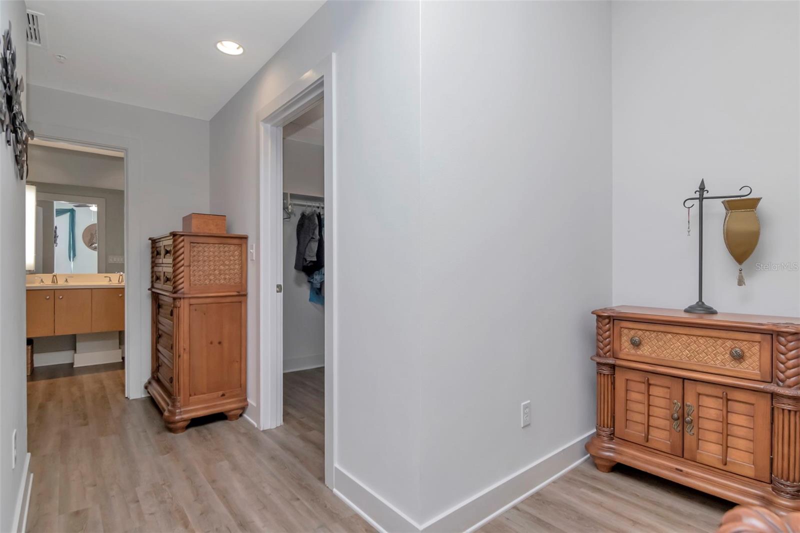 Listing photo id 27 for 1208 Kennedy  #914