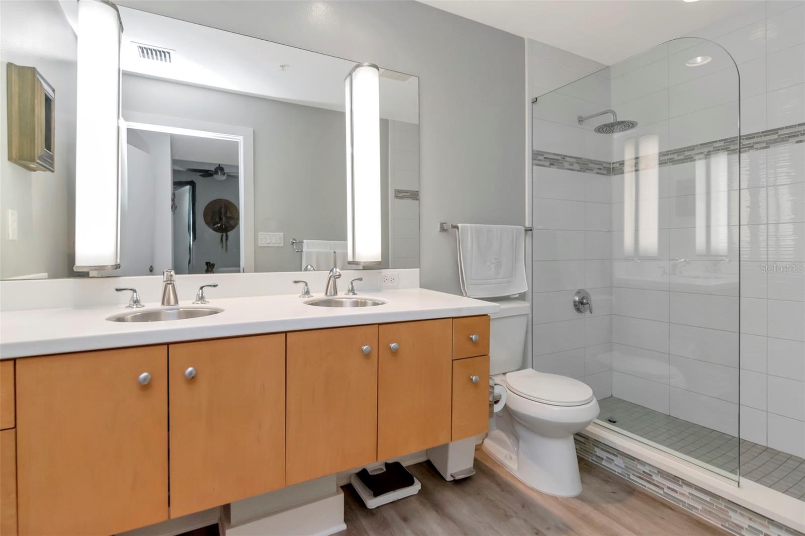 Listing photo id 29 for 1208 Kennedy  #914