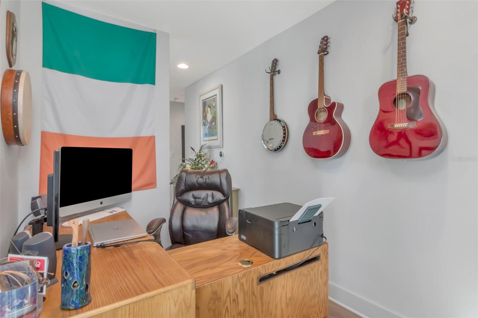 Listing photo id 32 for 1208 Kennedy  #914