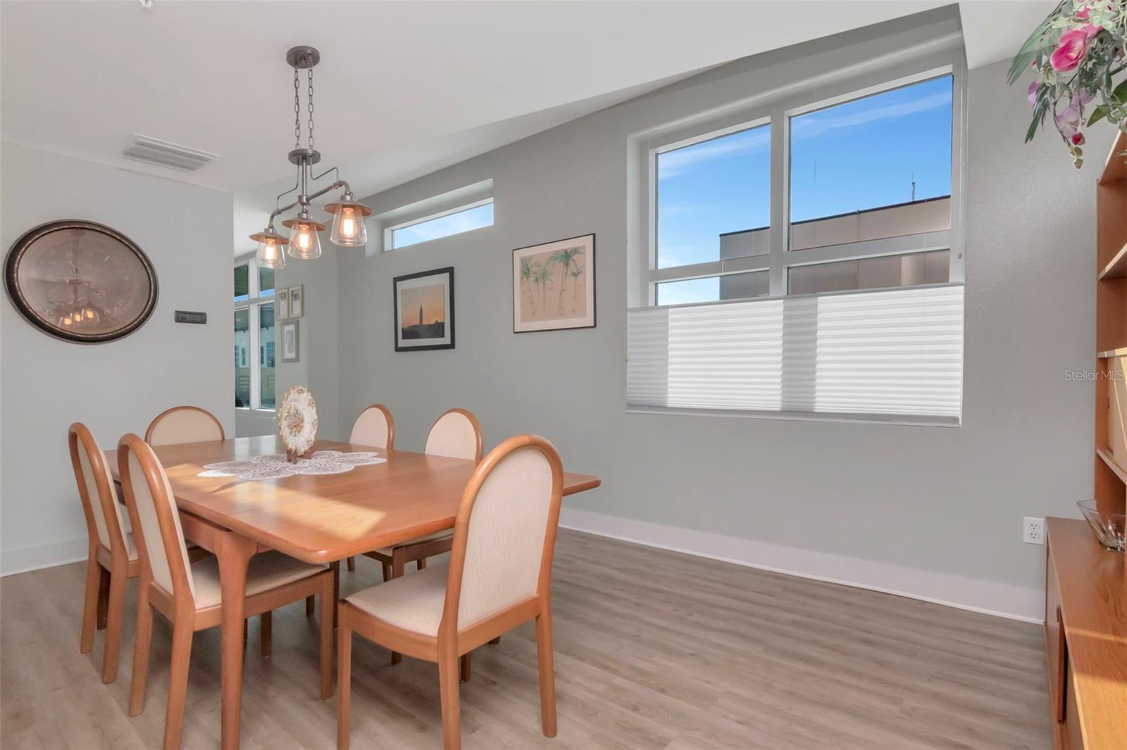 Listing photo id 2 for 1208 Kennedy  #914