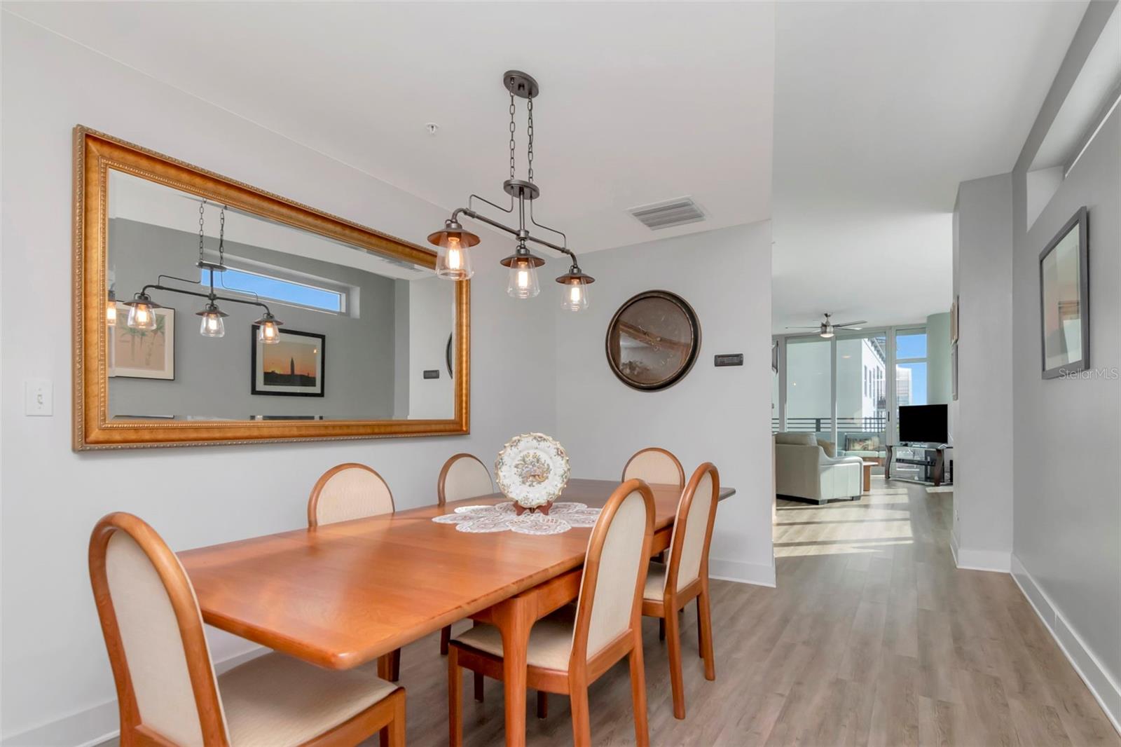 Listing photo id 3 for 1208 Kennedy  #914