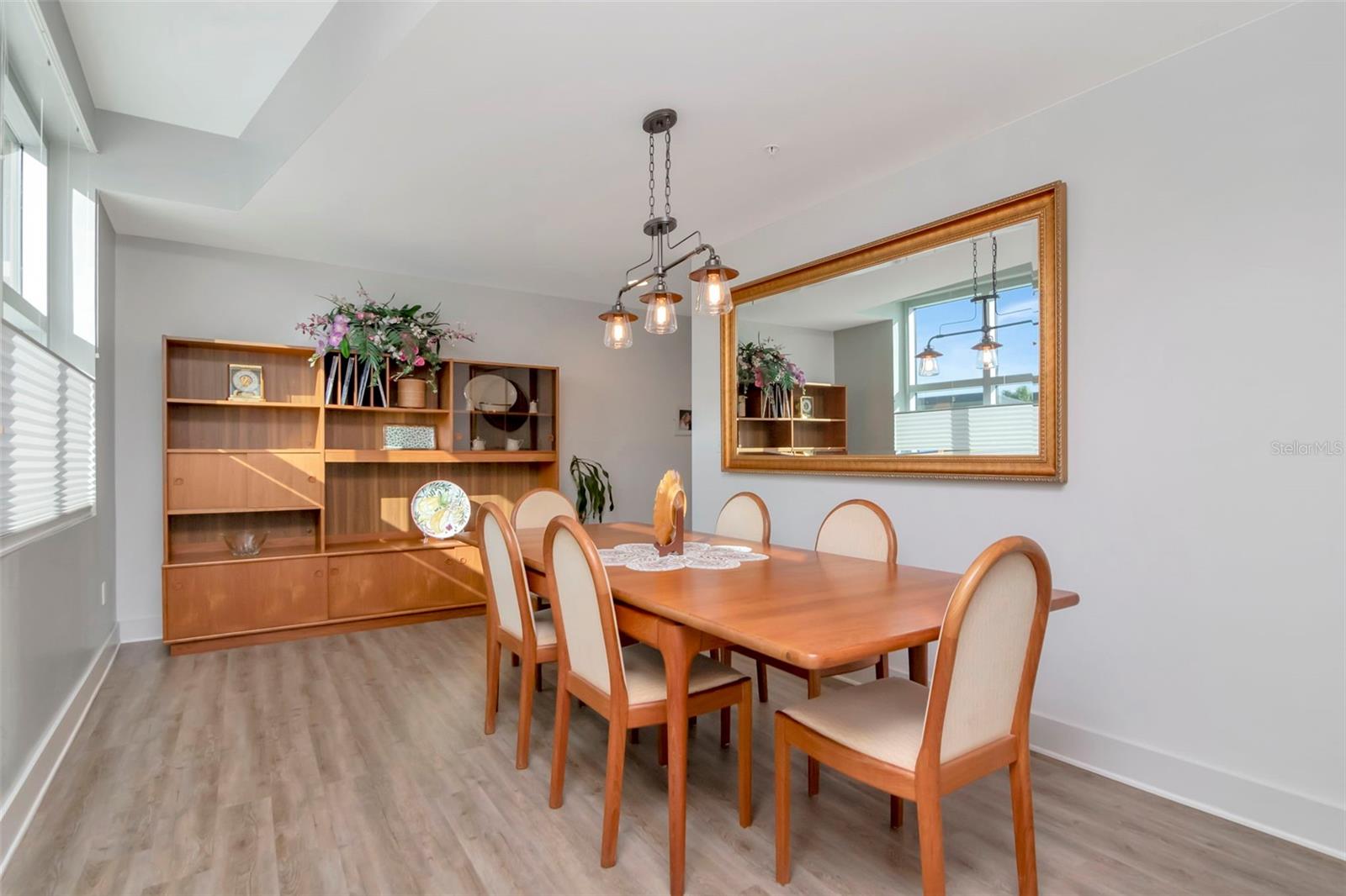 Listing photo id 4 for 1208 Kennedy  #914