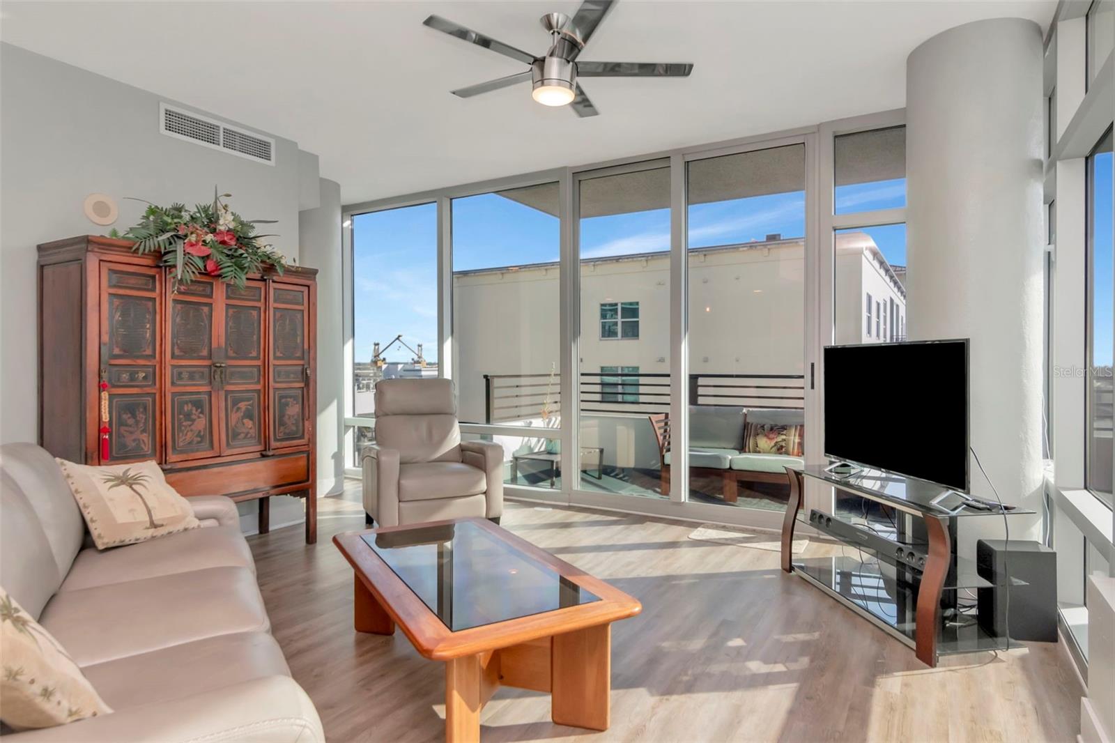 Listing photo id 5 for 1208 Kennedy  #914