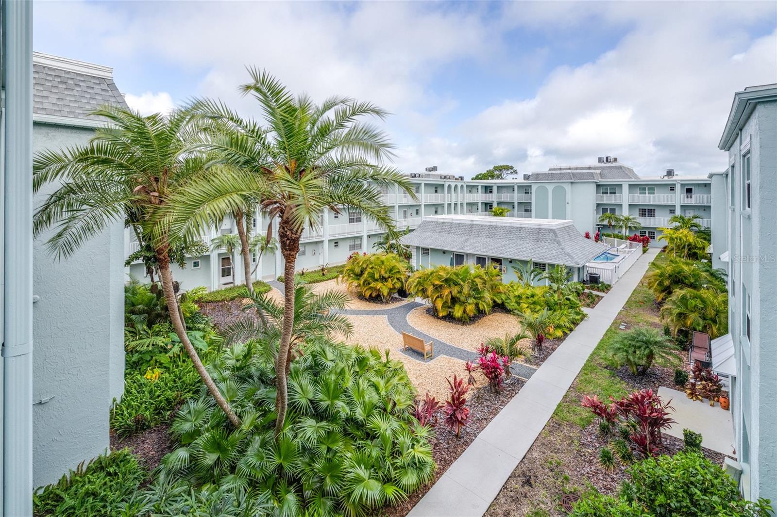 Image 36 of 66 For 1706 Belleair Forest Drive 336