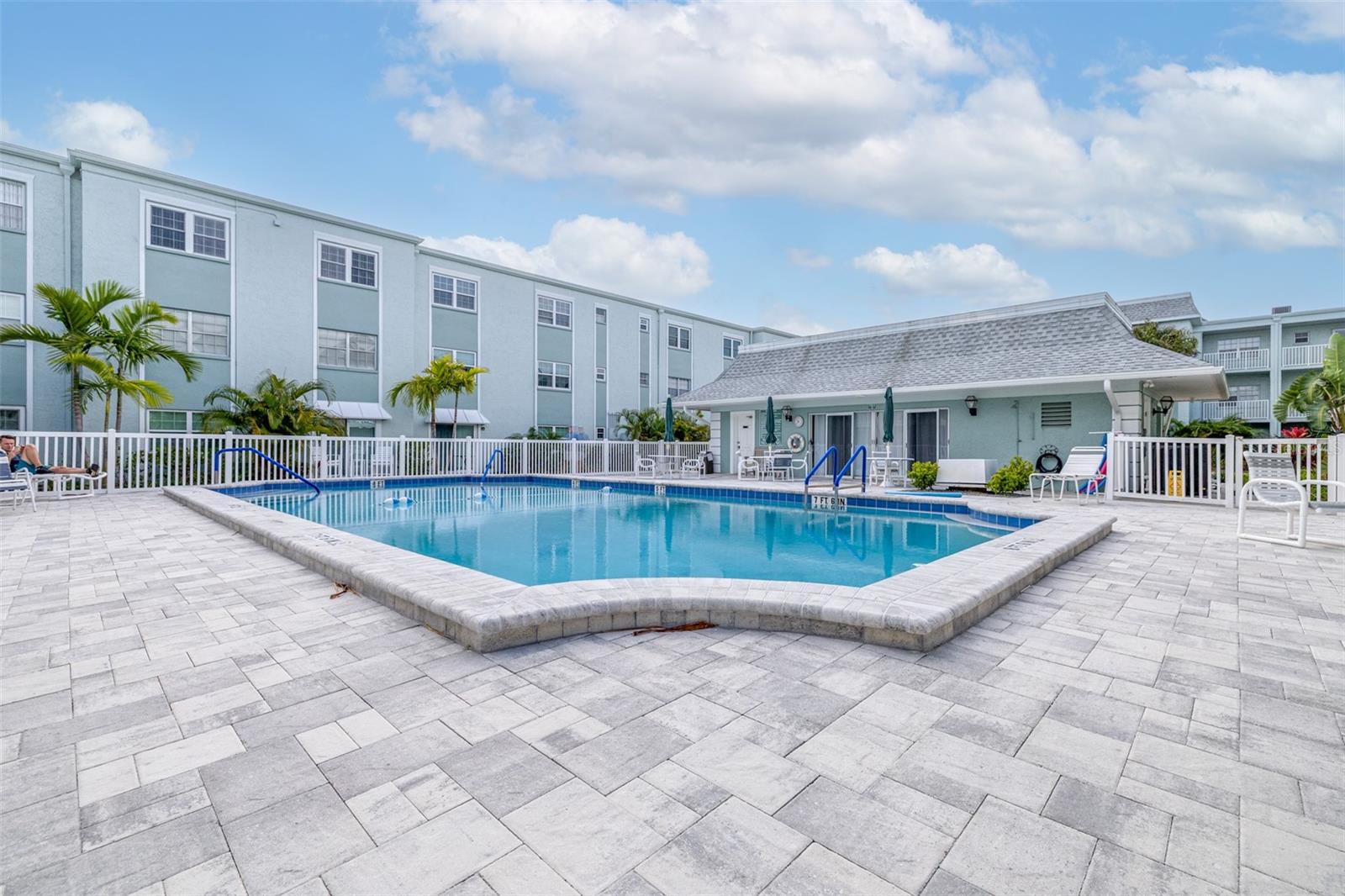 Image 37 of 66 For 1706 Belleair Forest Drive 336