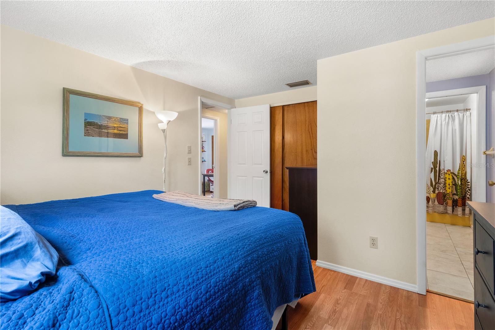 Listing photo id 9 for 2646 61 Avenue N