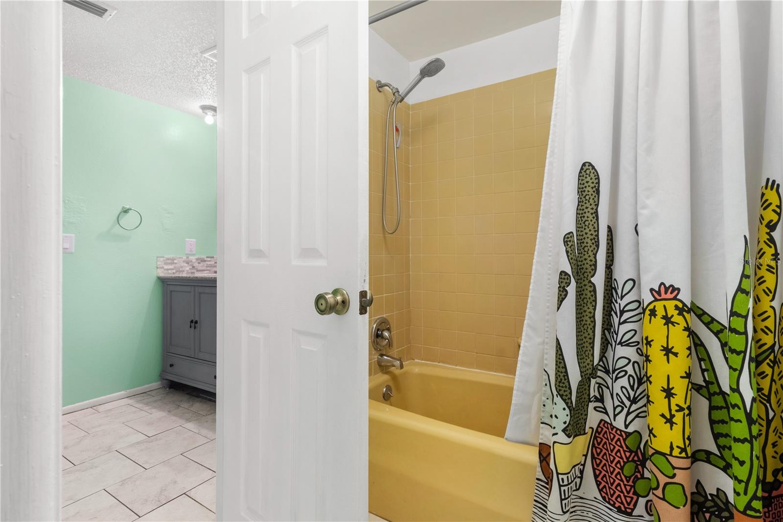 Listing photo id 11 for 2646 61 Avenue N