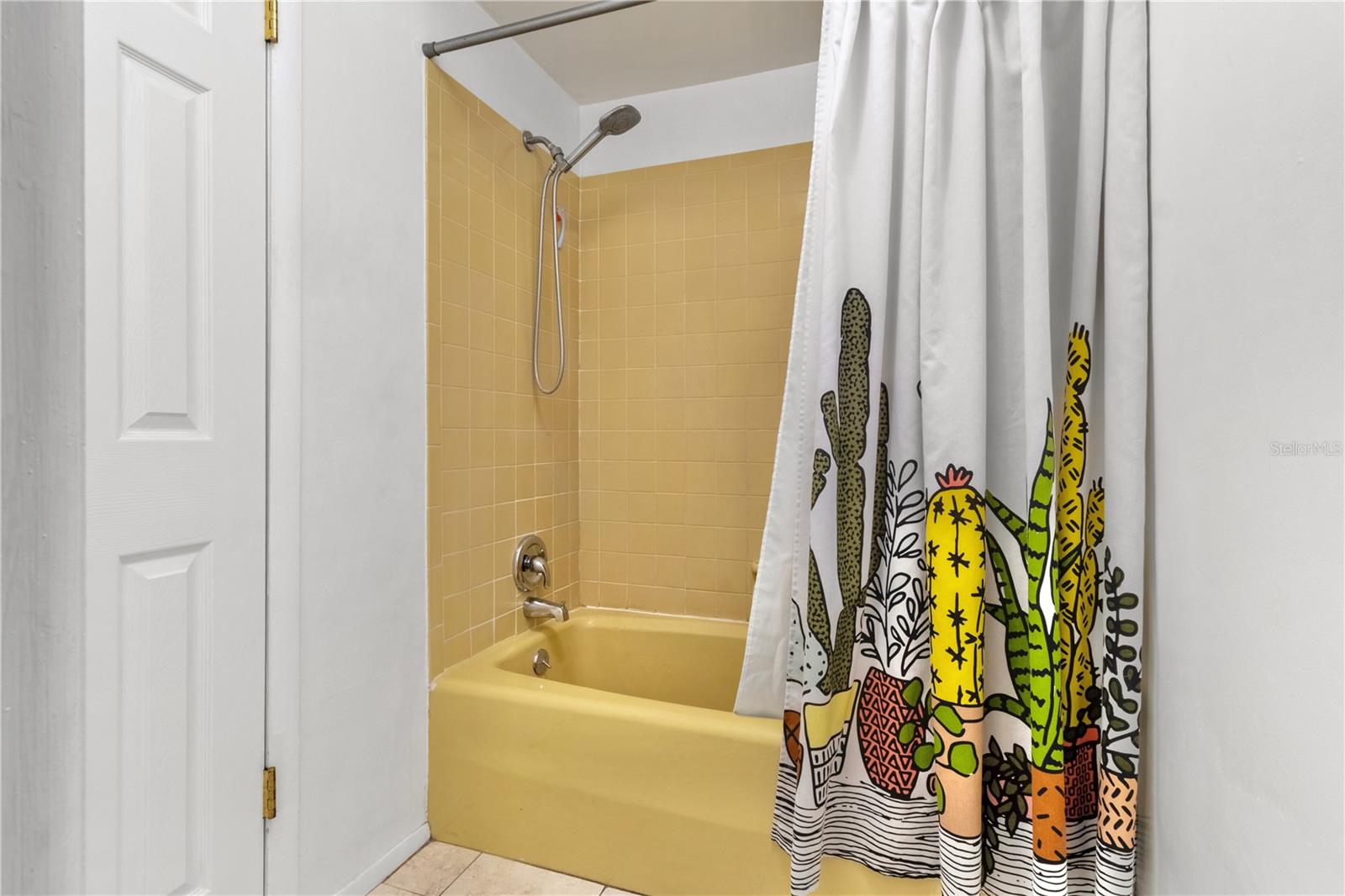 Listing photo id 12 for 2646 61 Avenue N