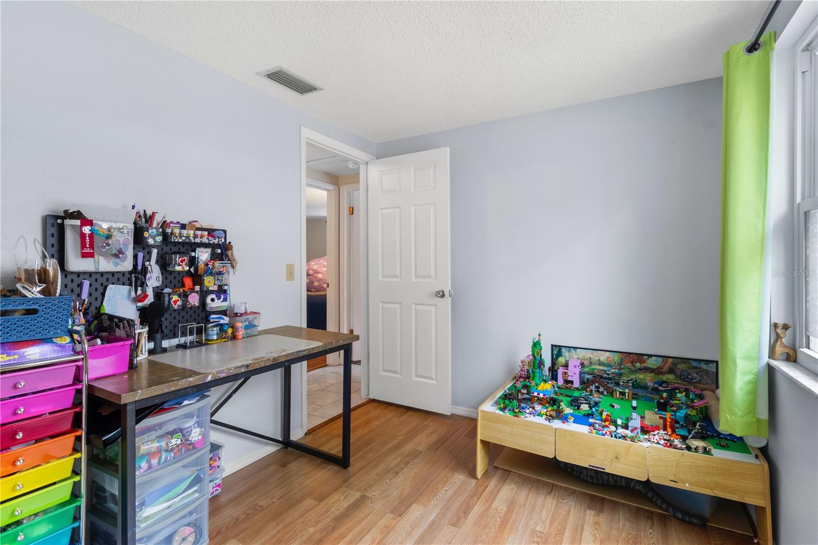 Listing photo id 14 for 2646 61 Avenue N