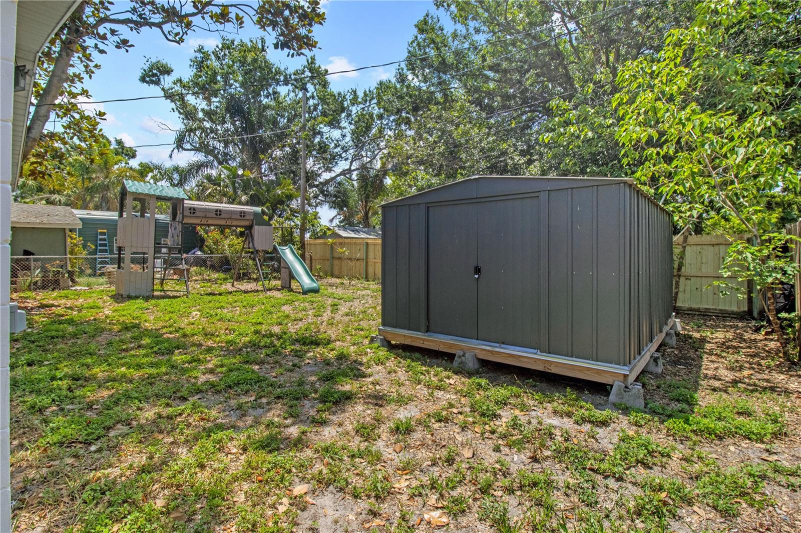 Listing photo id 21 for 2646 61 Avenue N