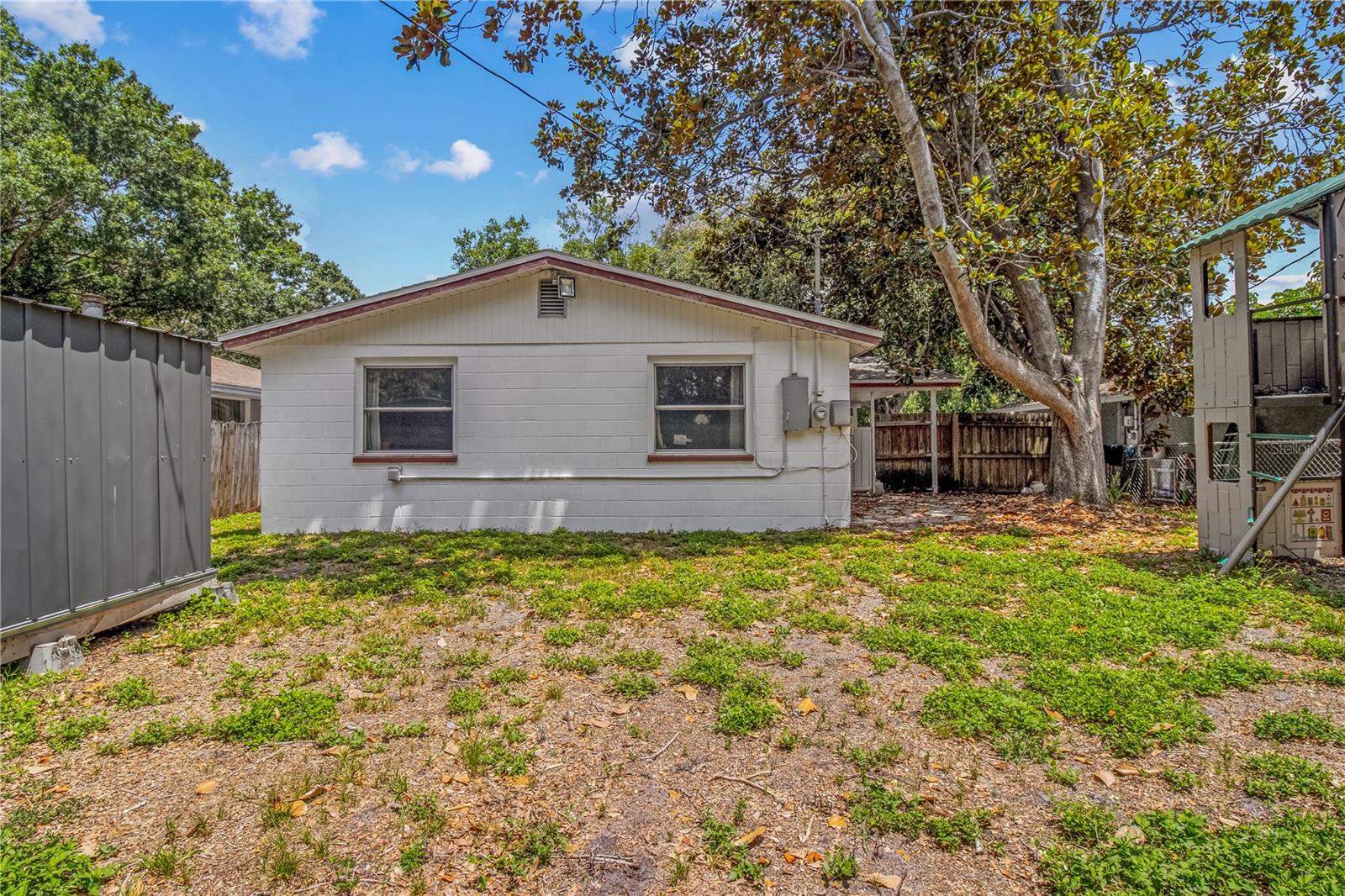 Listing photo id 22 for 2646 61 Avenue N