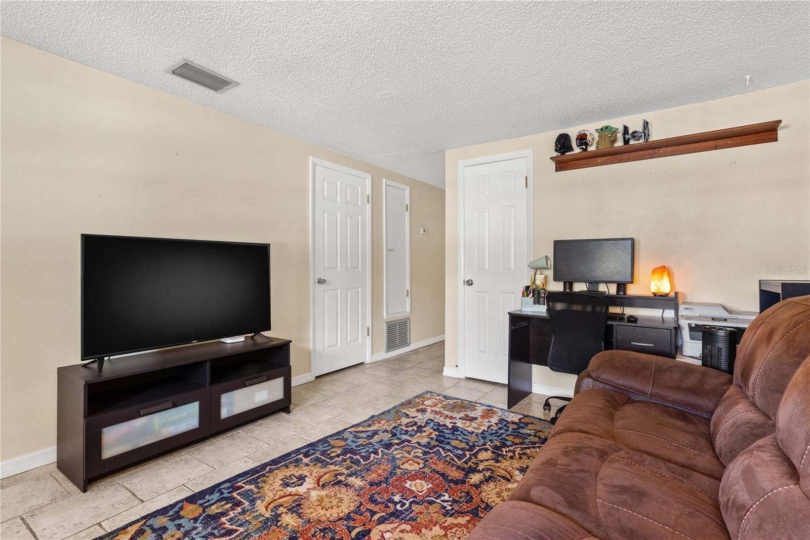 Listing photo id 4 for 2646 61 Avenue N