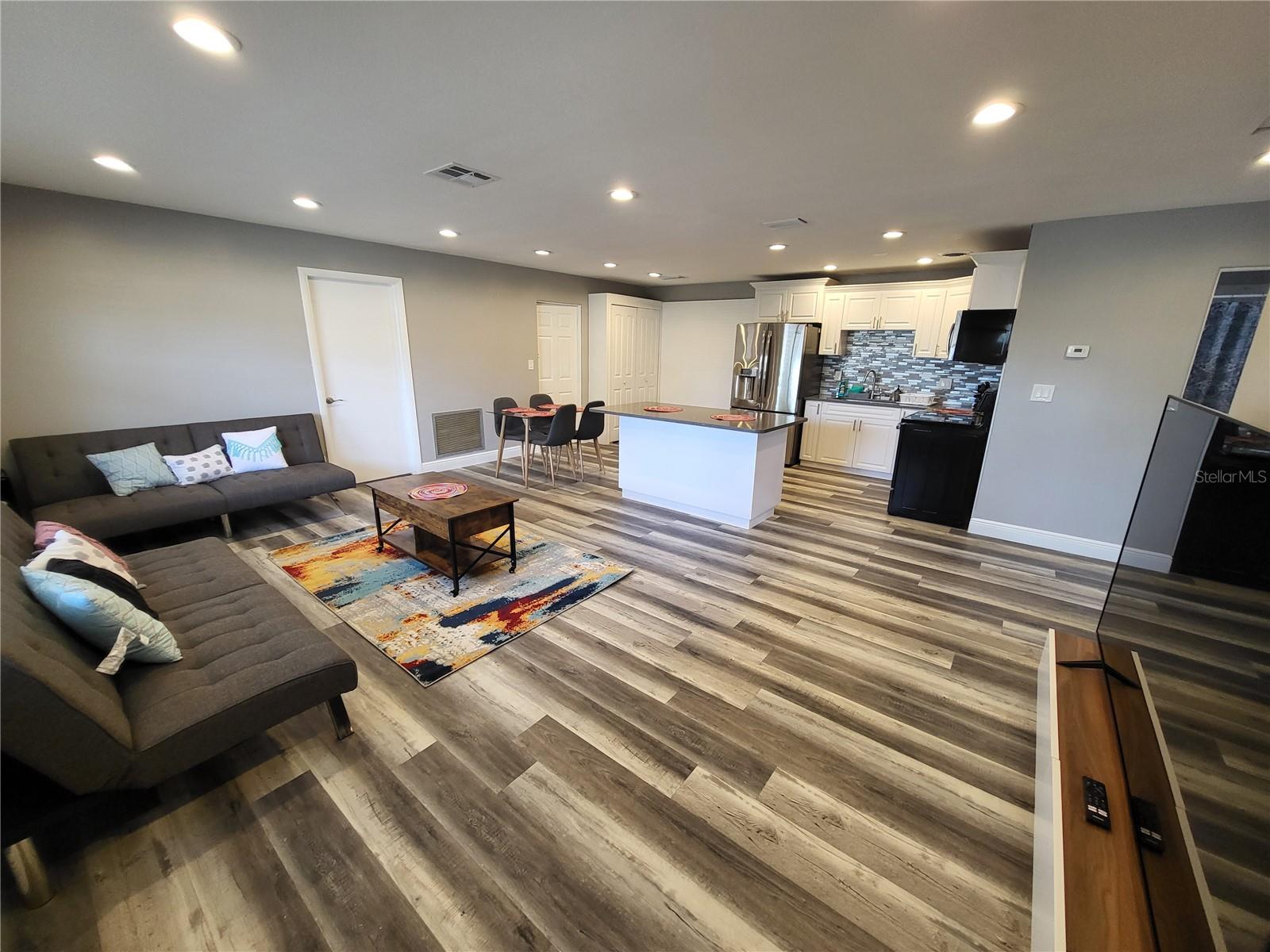 Image 5 of 27 For 5624 Lime Way A