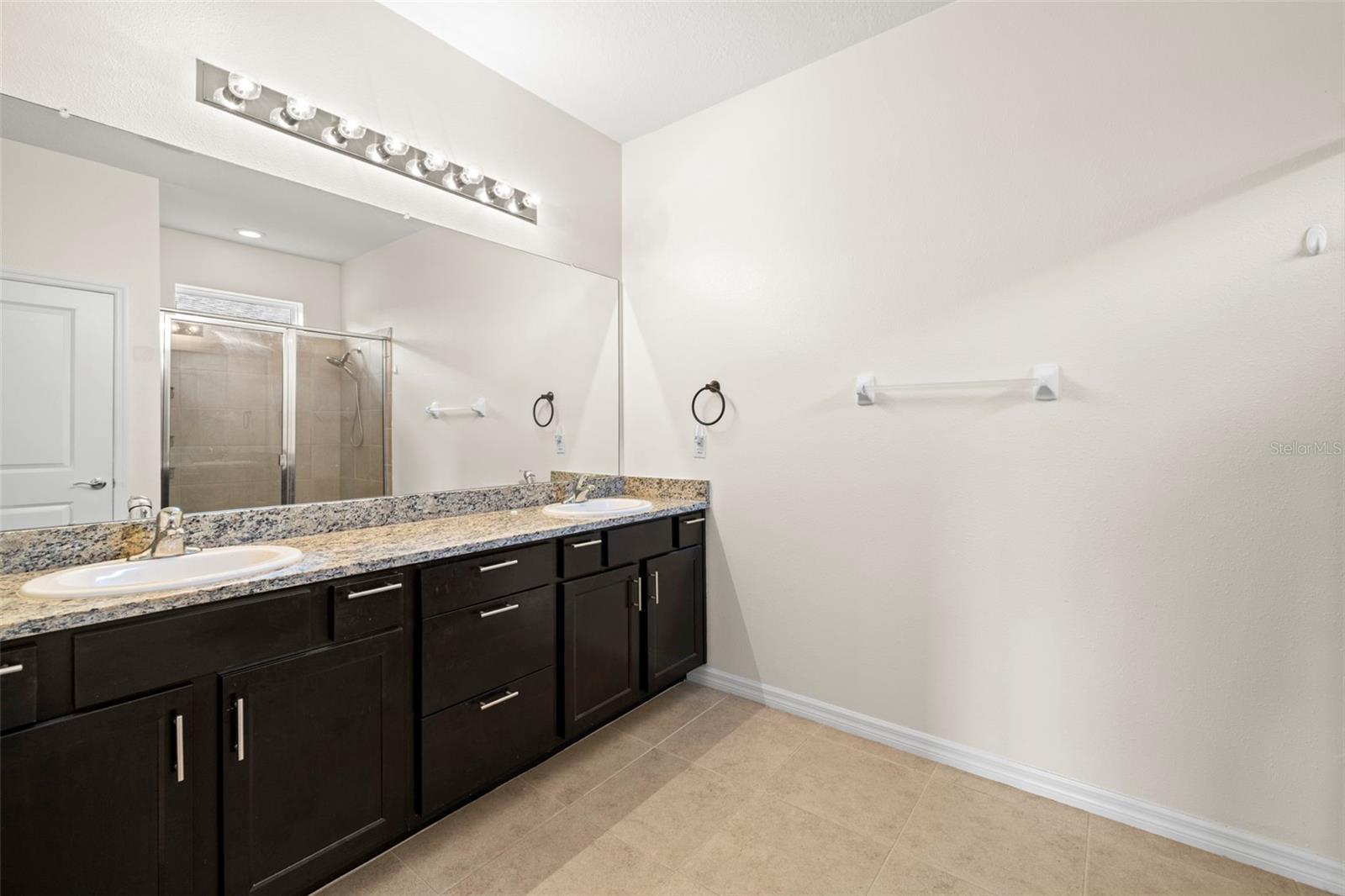 Image 19 of 39 For 13562 Paddington Way