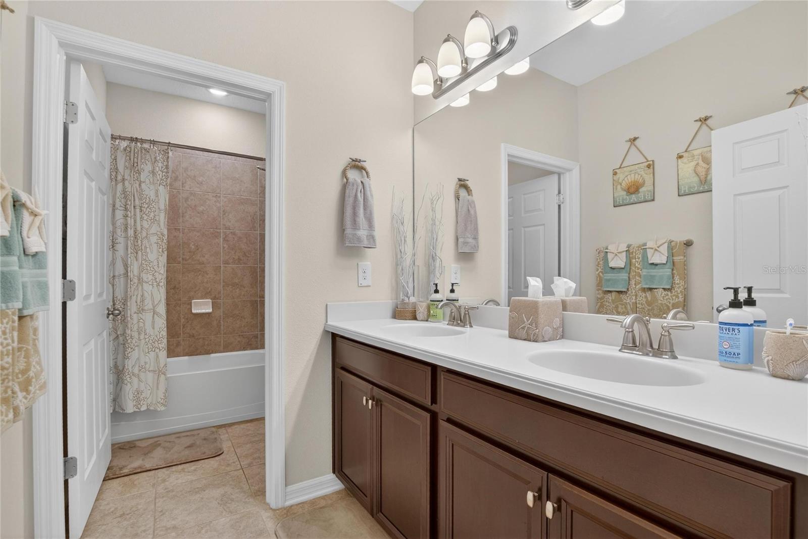 Listing photo id 15 for 10435 Alcon Blue Drive