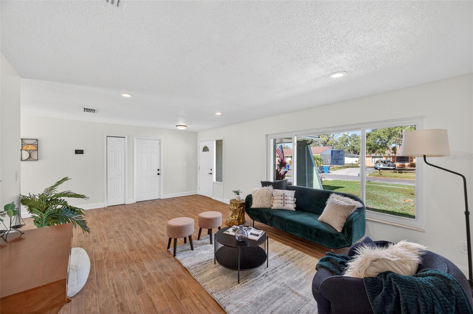 Image 4 of 45 For 3733 Coppertree Circle