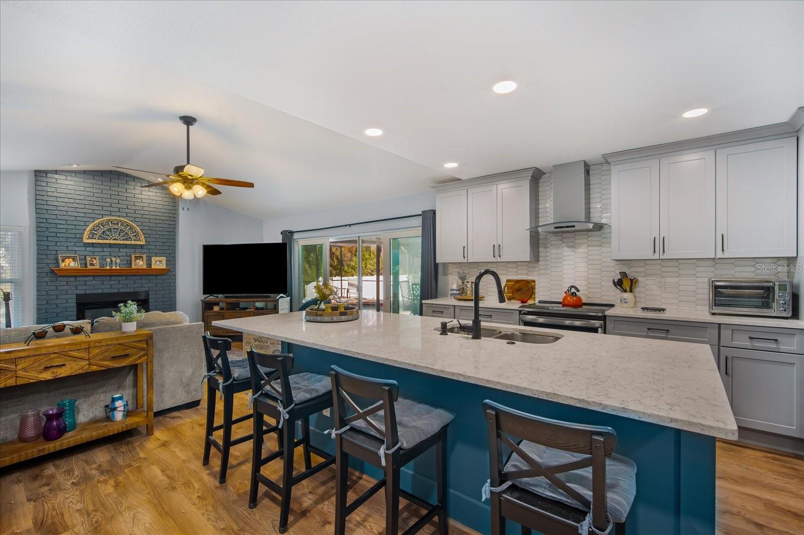 Image 5 of 27 For 16646 Vallely Drive