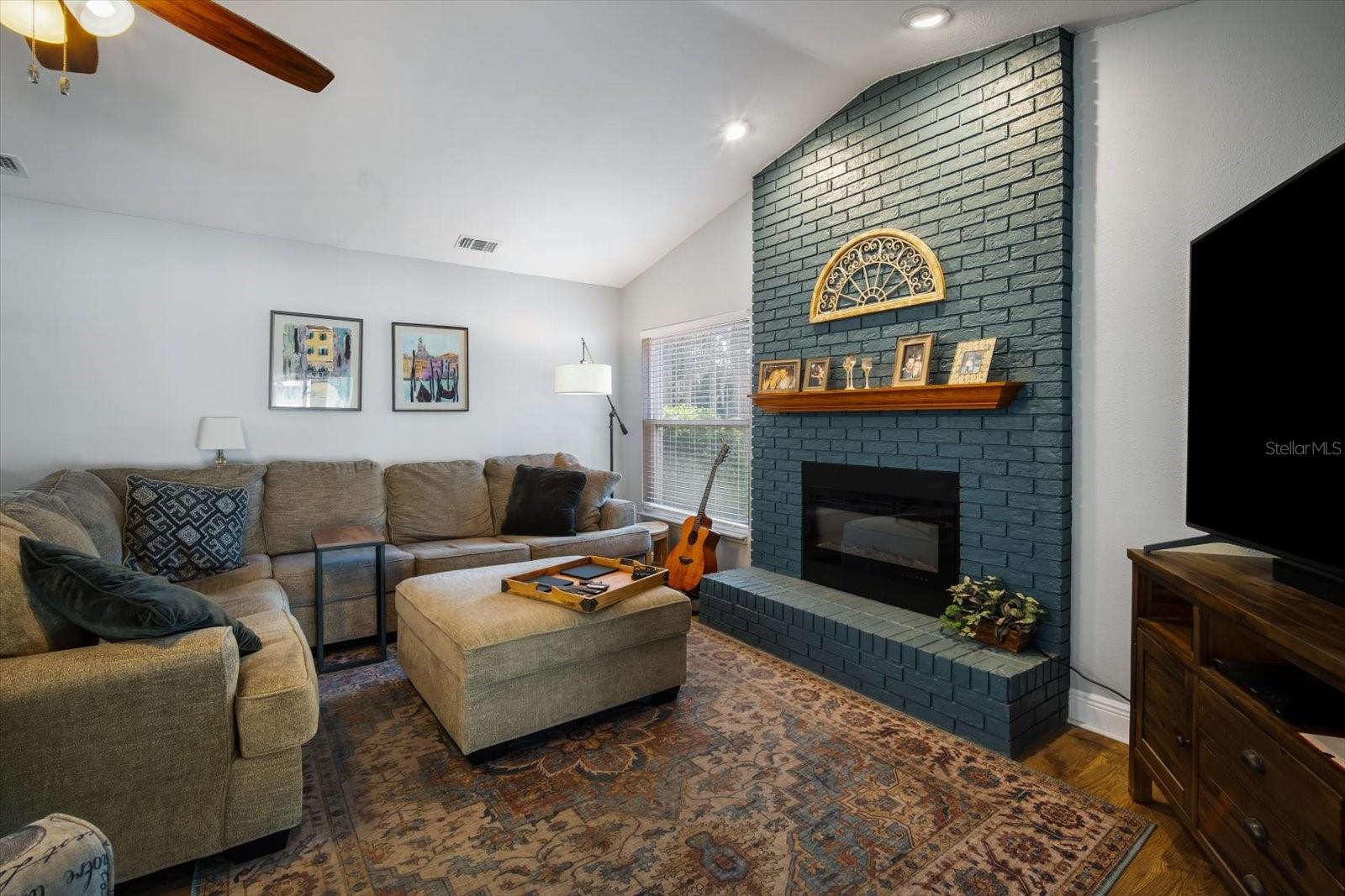 Image 9 of 27 For 16646 Vallely Drive