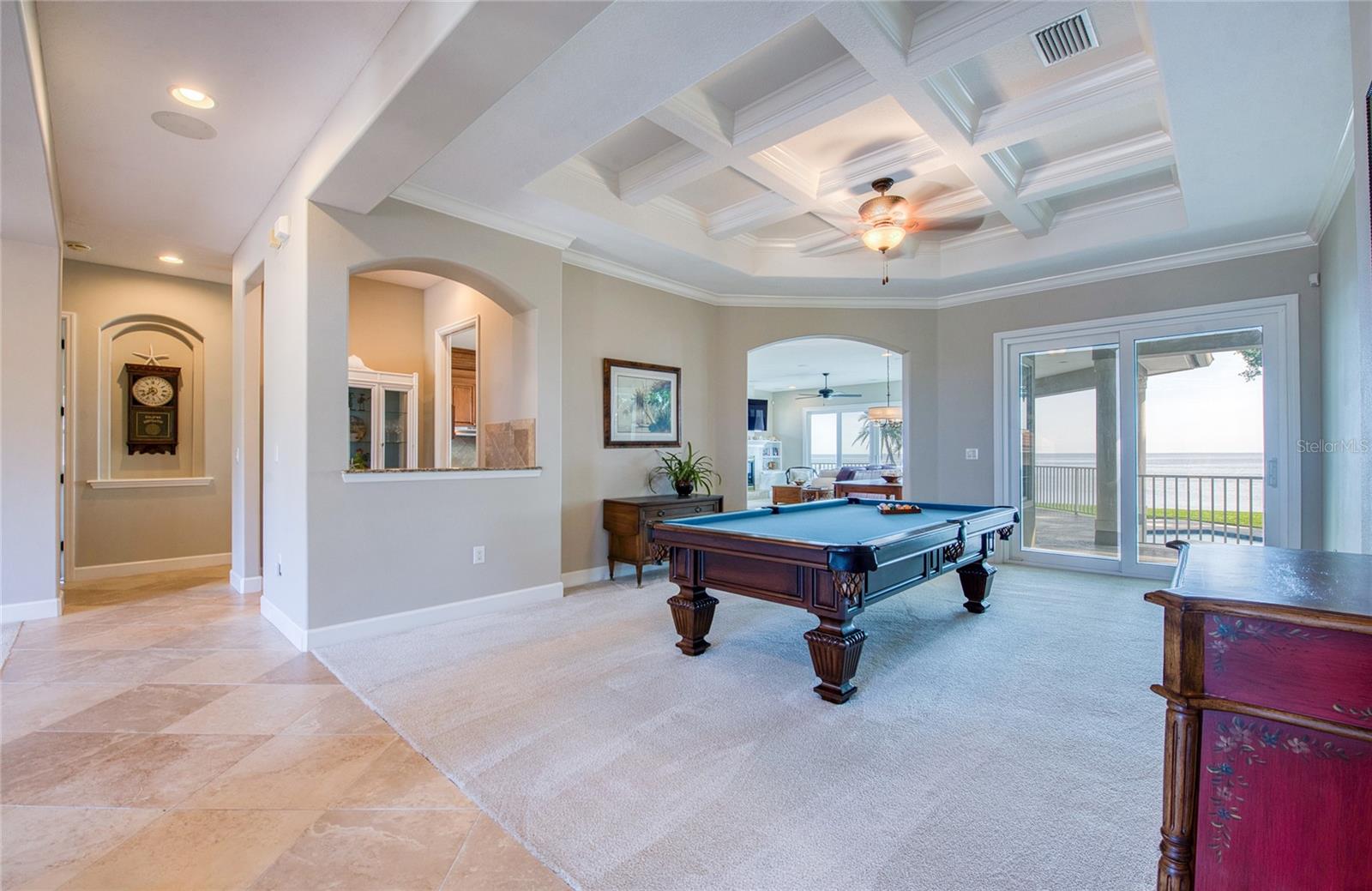 Listing photo id 10 for 5918 Bahama Shores Drive S