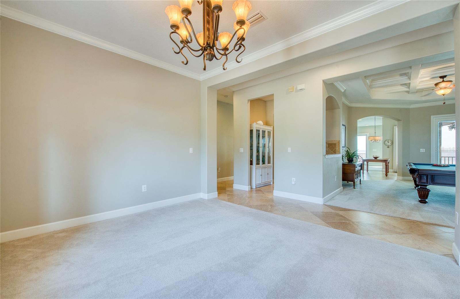 Listing photo id 11 for 5918 Bahama Shores Drive S