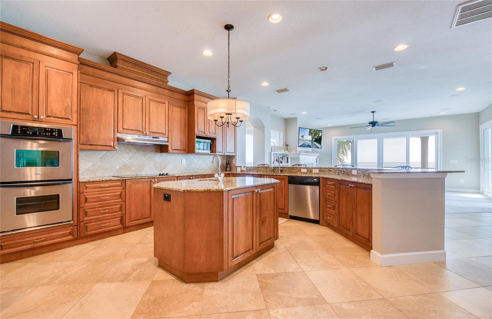 Listing photo id 15 for 5918 Bahama Shores Drive S