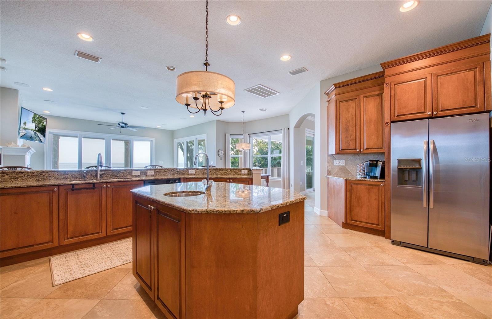 Listing photo id 16 for 5918 Bahama Shores Drive S