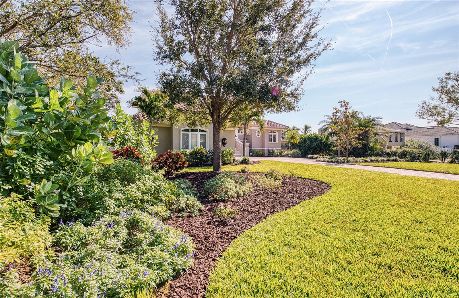 Listing photo id 0 for 5918 Bahama Shores Drive S