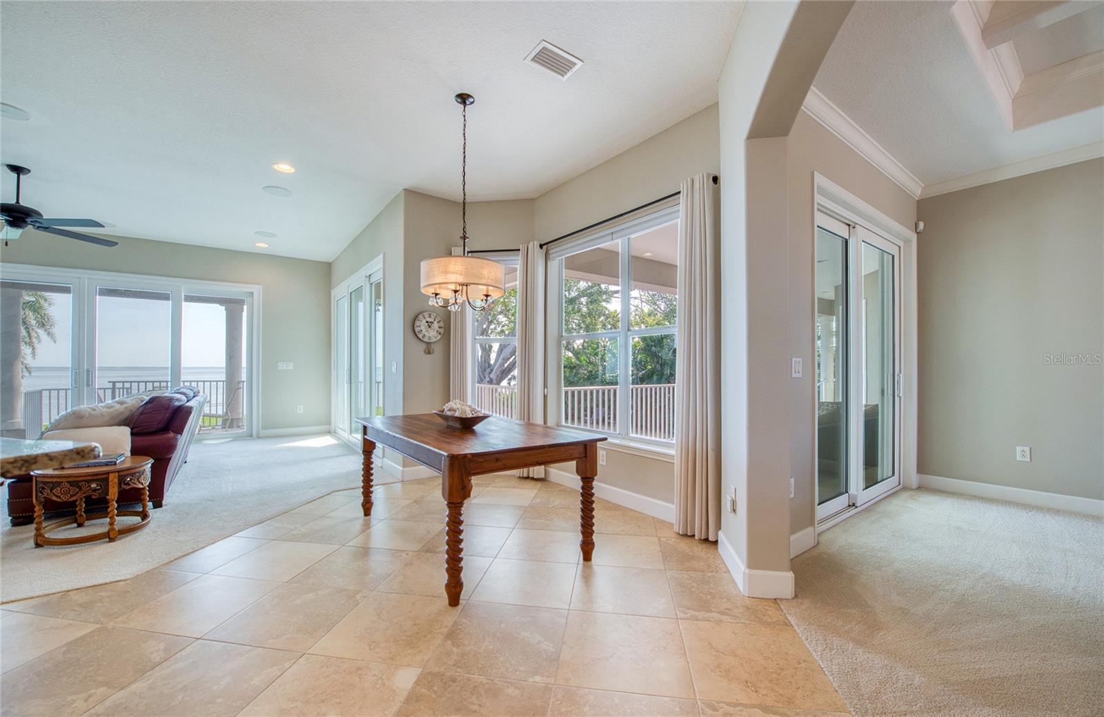 Listing photo id 18 for 5918 Bahama Shores Drive S