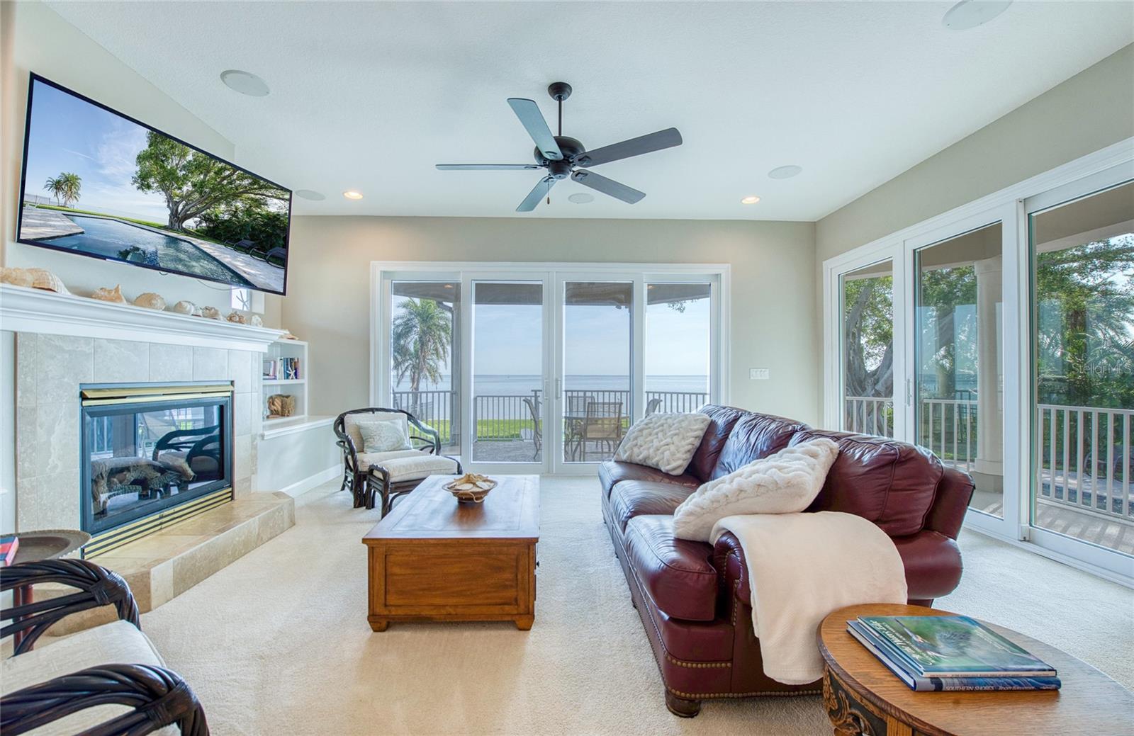 Listing photo id 21 for 5918 Bahama Shores Drive S
