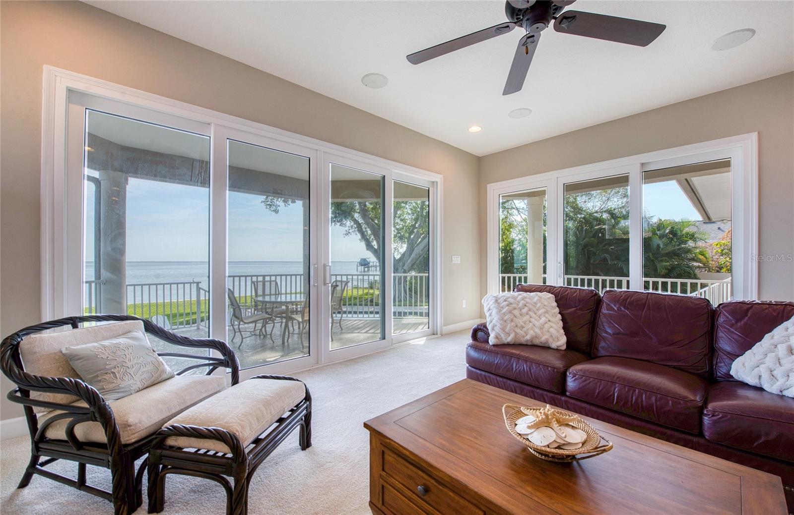 Listing photo id 23 for 5918 Bahama Shores Drive S