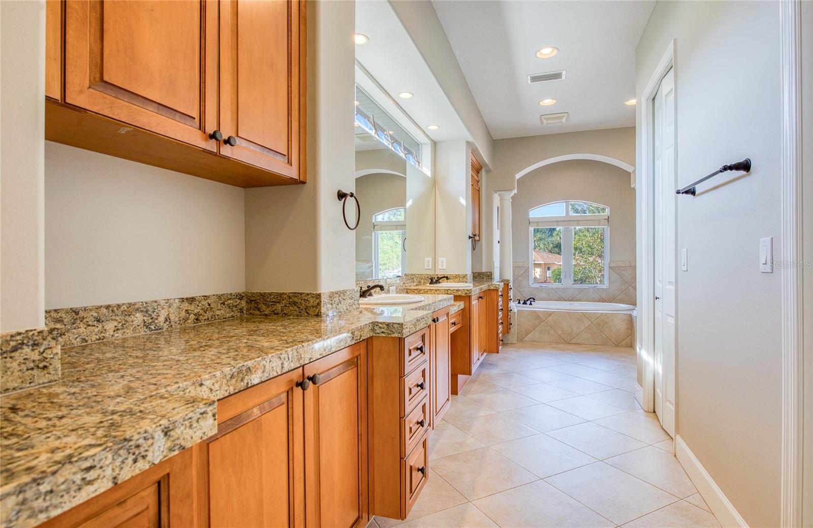 Listing photo id 31 for 5918 Bahama Shores Drive S