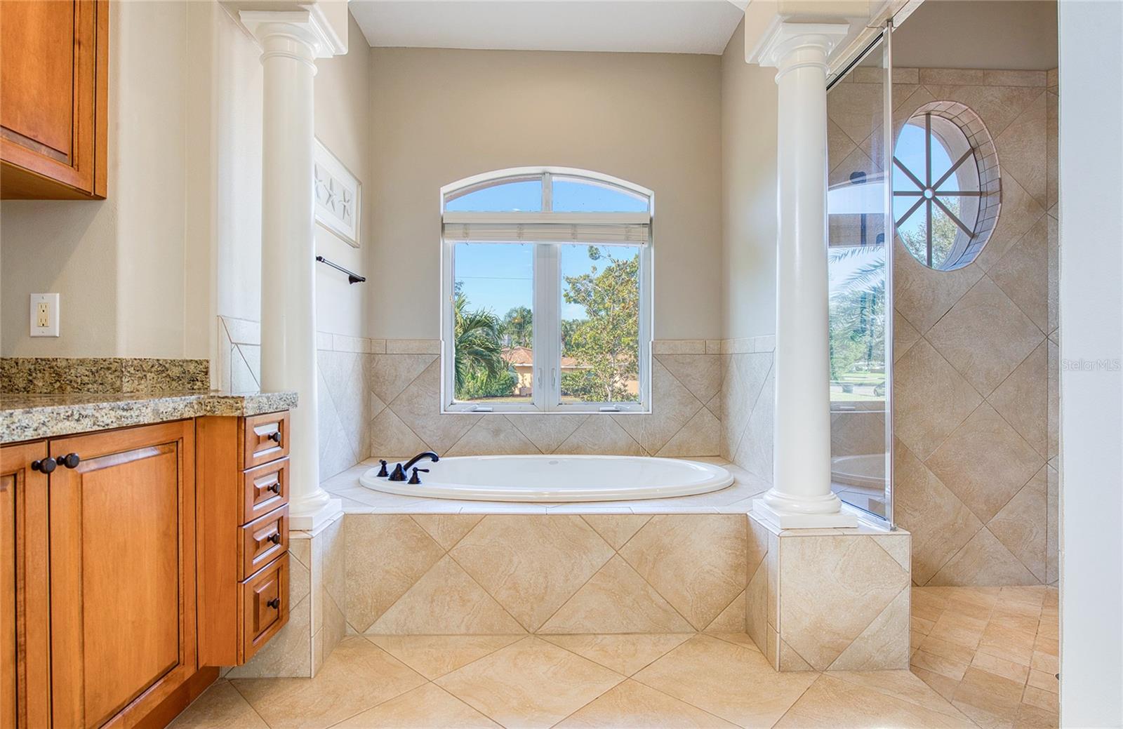 Listing photo id 33 for 5918 Bahama Shores Drive S