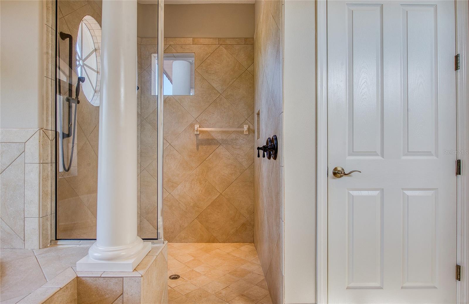 Listing photo id 34 for 5918 Bahama Shores Drive S