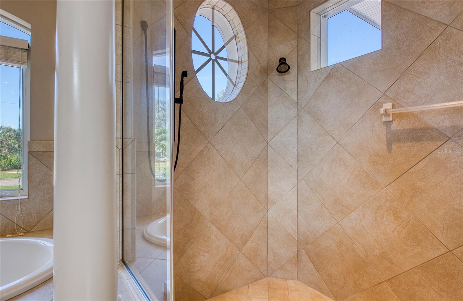 Listing photo id 35 for 5918 Bahama Shores Drive S