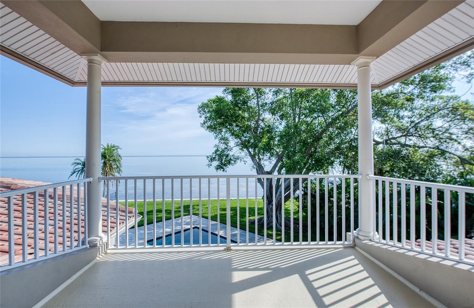 Listing photo id 37 for 5918 Bahama Shores Drive S